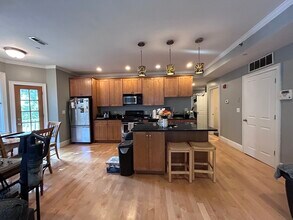 80 Brook St, Unit 2 in Quincy, MA - Foto de edificio - Building Photo