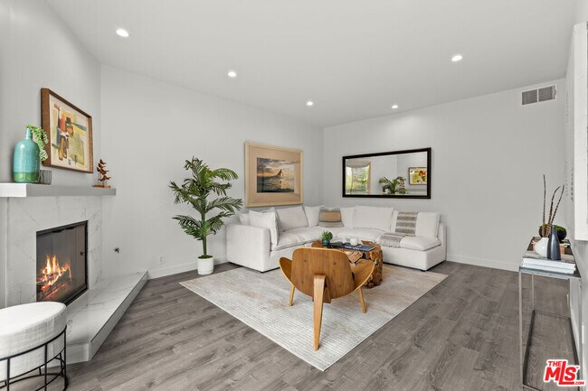 8110 Manitoba St in Los Angeles, CA - Building Photo - Building Photo