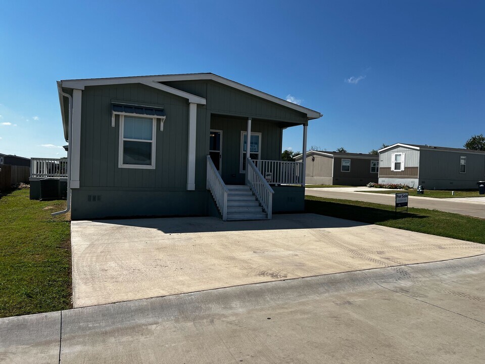 100 Biloxi Ct in Jarrell, TX - Building Photo