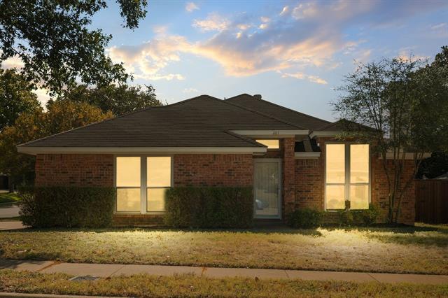 401 Caviness Dr in Grapevine, TX - Foto de edificio - Building Photo