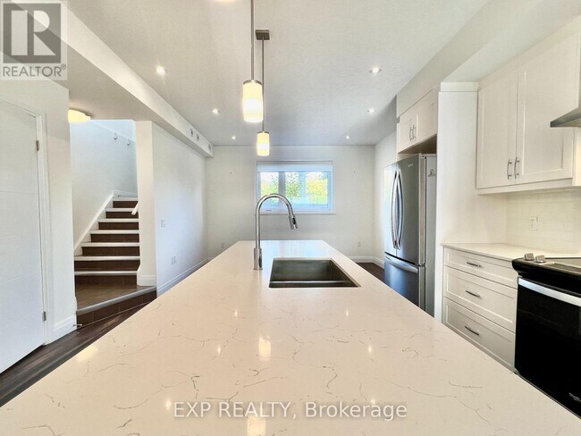 16 Duggan Ln in Guelph, ON - Building Photo - Building Photo