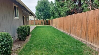 1034 SW Princeton Pl in Grants Pass, OR - Foto de edificio - Building Photo