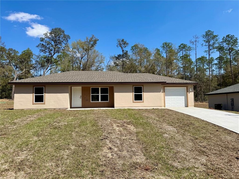 8625 N Stern Dr in Citrus Springs, FL - Building Photo