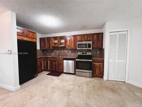 3054 Center St in Miami, FL - Building Photo - Building Photo