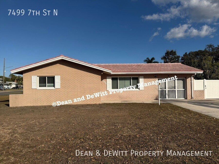 7499 7th St N in St. Petersburg, FL - Building Photo