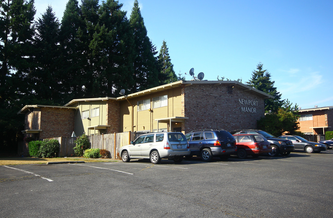 Newport Manor Apartments in Bellevue, WA - Foto de edificio