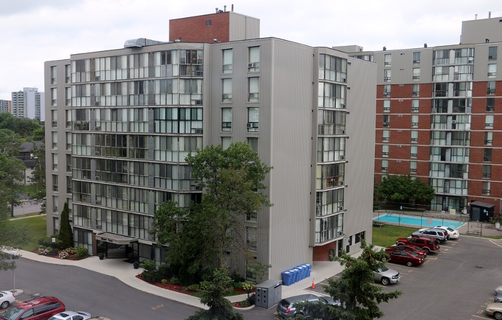 Albert Park in Belleville, ON - Building Photo