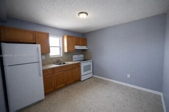 2315 W Okeechobee Rd in Hialeah, FL - Building Photo - Building Photo