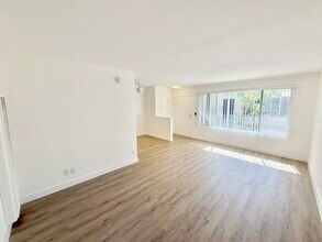 12745 Venice Blvd in Los Angeles, CA - Foto de edificio - Building Photo