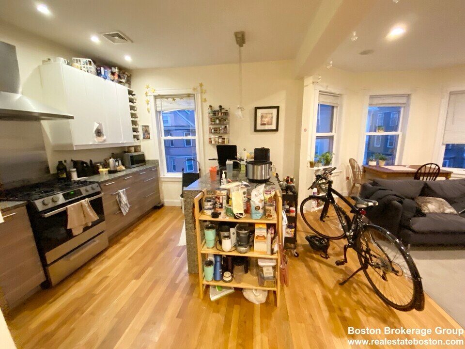5 Oswald St, Unit 3 in Boston, MA - Foto de edificio