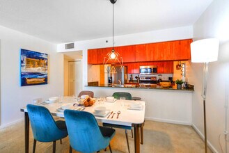 1200 Brickell Bay Dr in Miami, FL - Building Photo - Building Photo