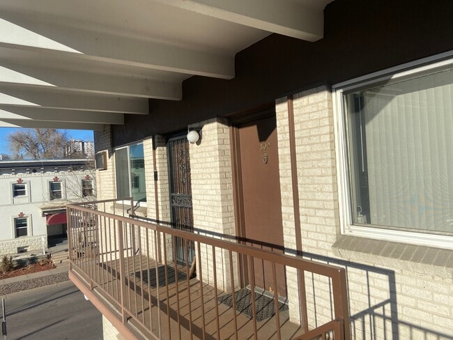 590 Logan St, Unit 302 in Denver, CO - Foto de edificio - Building Photo