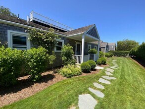 17 Burnell St in Nantucket, MA - Building Photo - Building Photo