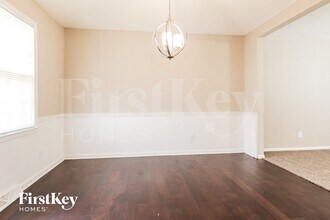 5823 NW Aspen Ln in Kansas City, MO - Building Photo - Building Photo