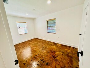 1053 Ellis Rd S in Jacksonville, FL - Building Photo - Building Photo