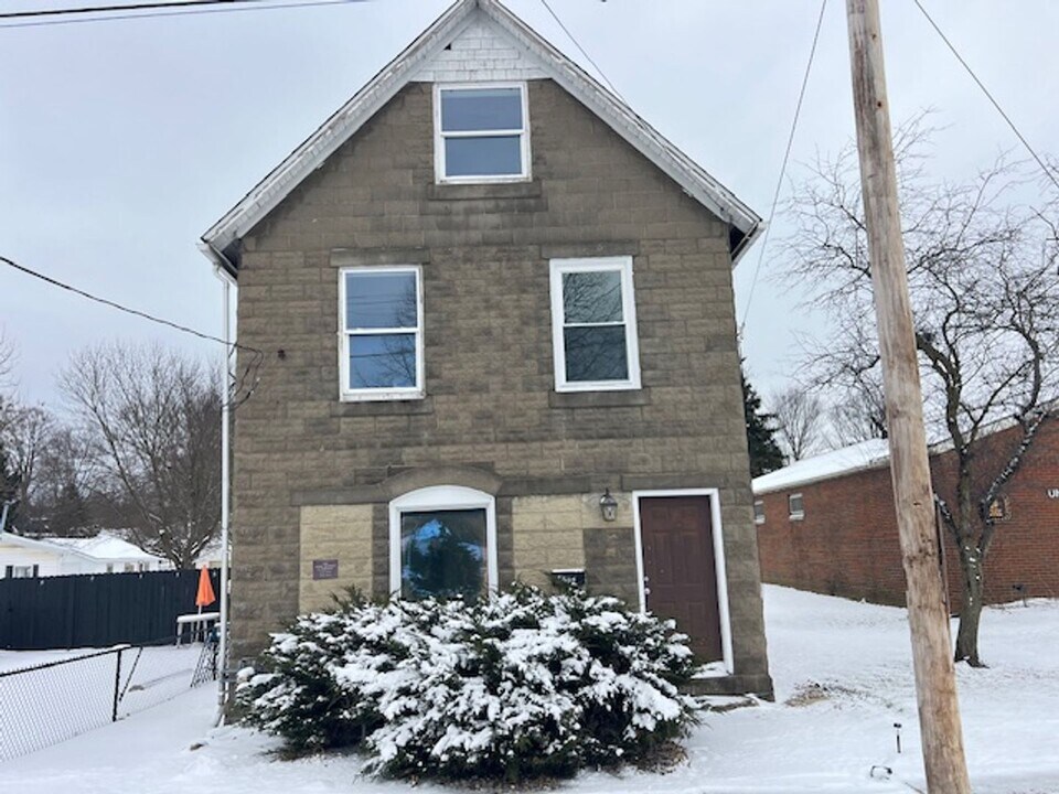 145 Harris St in Lodi, OH - Building Photo