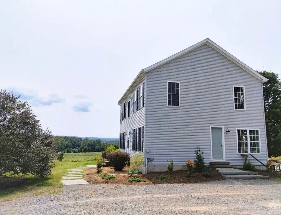 91 Courts Ln in Hudson, NY - Building Photo