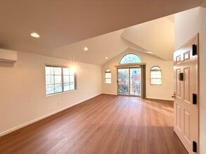 8814 70th Rd, Unit 2FL in Forest Hills, NY - Foto de edificio - Building Photo