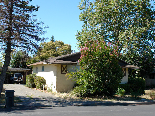 153 Arlen Dr in Rohnert Park, CA - Building Photo - Building Photo