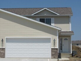 1029 Amelia Dr in Cedar Falls, IA - Building Photo