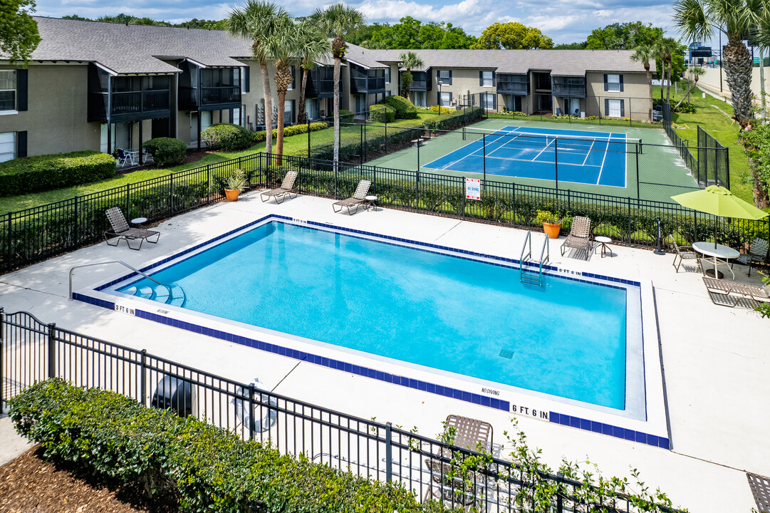 Oaks of Spring Valley in Altamonte Springs, FL - Building Photo