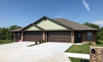 2101 Elfen Glen St in Van Buren, AR - Building Photo