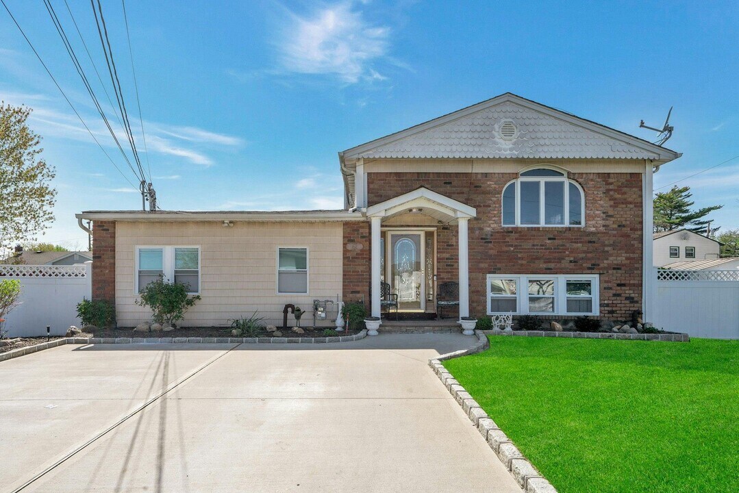 62 Washington St in Farmingdale, NY - Building Photo