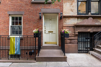 83 Perry St in New York, NY - Building Photo - Building Photo