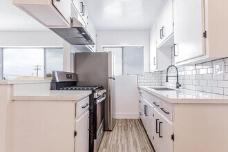 230 N Grand Ave in Los Angeles, CA - Building Photo - Building Photo