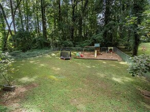 2013 Addison Rd NE, Unit Spacious Private Unit in Marietta, GA - Foto de edificio - Building Photo