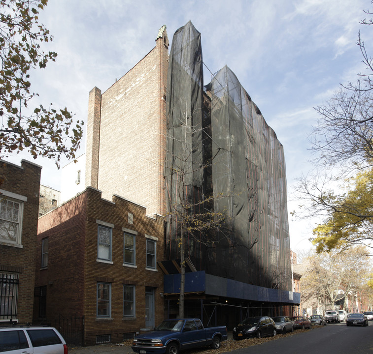 248 Hall St in Brooklyn, NY - Building Photo