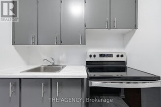 2350 Dundas St W in Toronto, ON - Building Photo - Building Photo