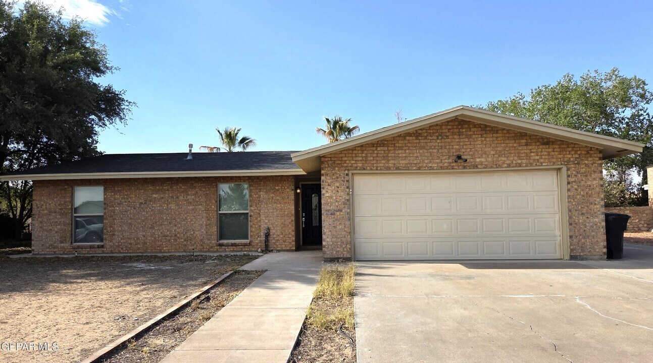 15341 Werling Ct in Horizon City, TX - Building Photo