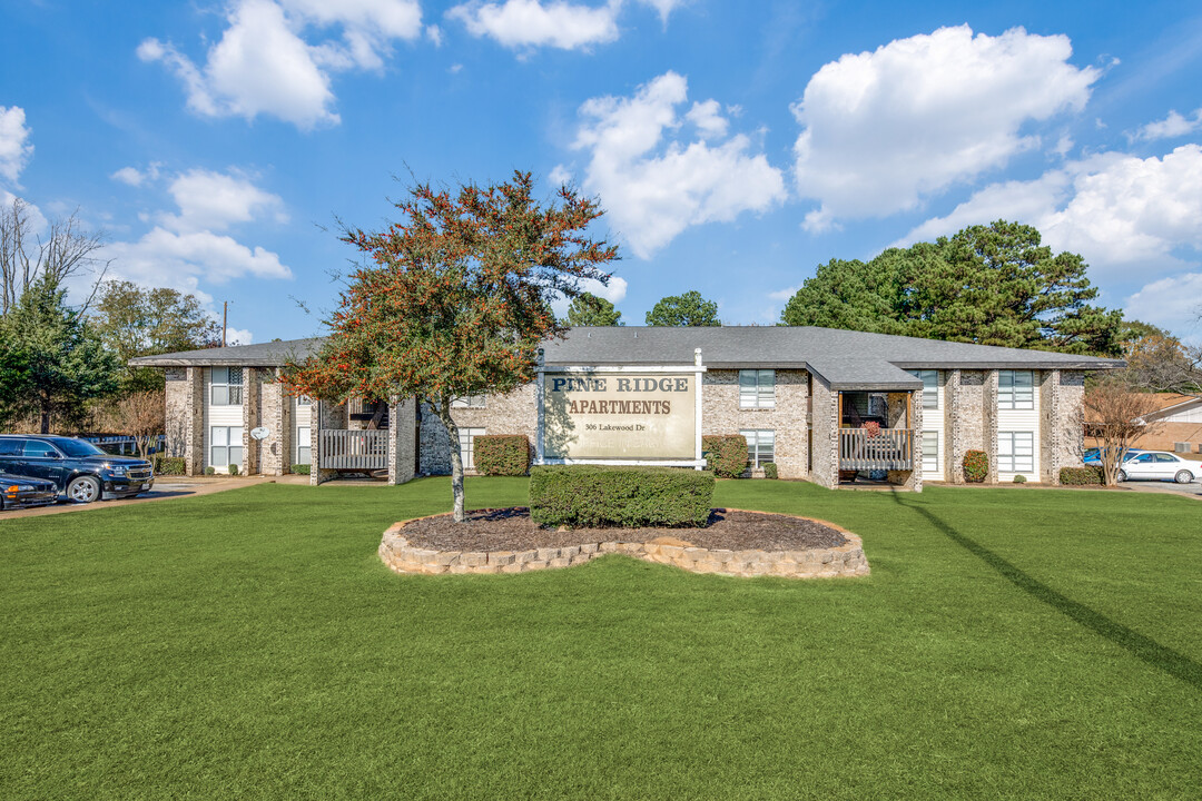 Pine Ridge Apartments in Mount Pleasant, TX - Building Photo