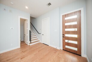 1860 W Tidwell Rd in Houston, TX - Building Photo