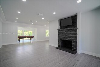 8390 SW 64th St in Miami, FL - Foto de edificio - Building Photo