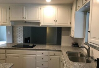 1939 Meadowwood Ct in Bakersfield, CA - Foto de edificio - Building Photo