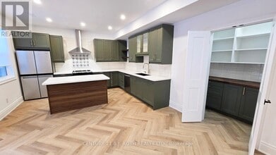 42 Calverley St in Orillia, ON - Building Photo - Building Photo