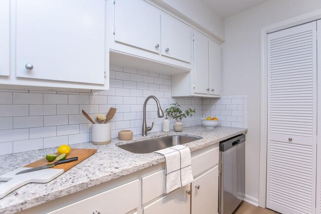 Western Hills Apartments in Nashville, TN - Foto de edificio - Building Photo