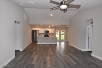 4513 Rhapsody Ave in North Port, FL - Foto de edificio - Building Photo