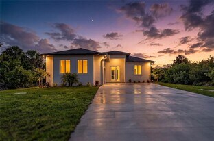 511 Sweetwater Dr in Rotonda West, FL - Building Photo