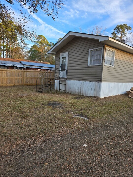 110 Lindsey Lake in Lyons, GA - Building Photo