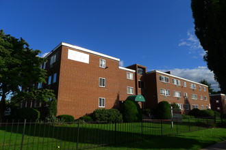 Carriage Place West End in Hartford, CT - Building Photo - Building Photo