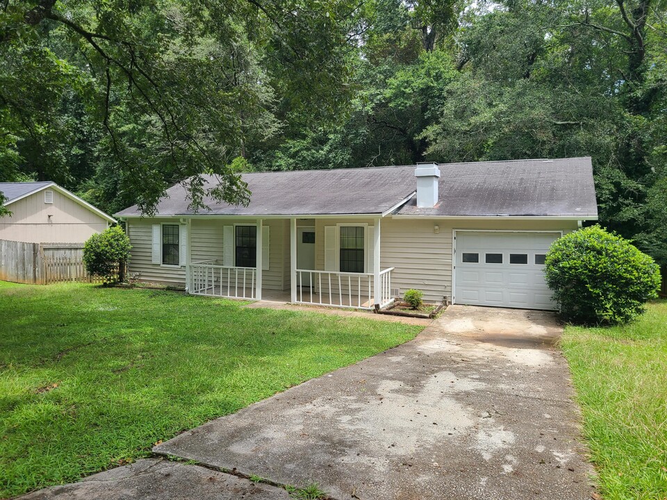 905 Hemingway Rd in Stone Mountain, GA - Building Photo