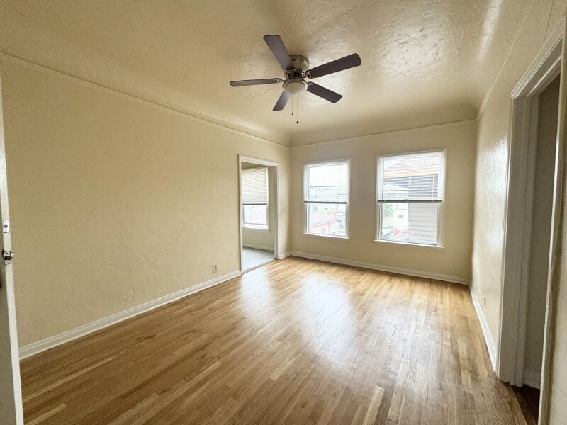 1154 Normandie Ave in Los Angeles, CA - Building Photo