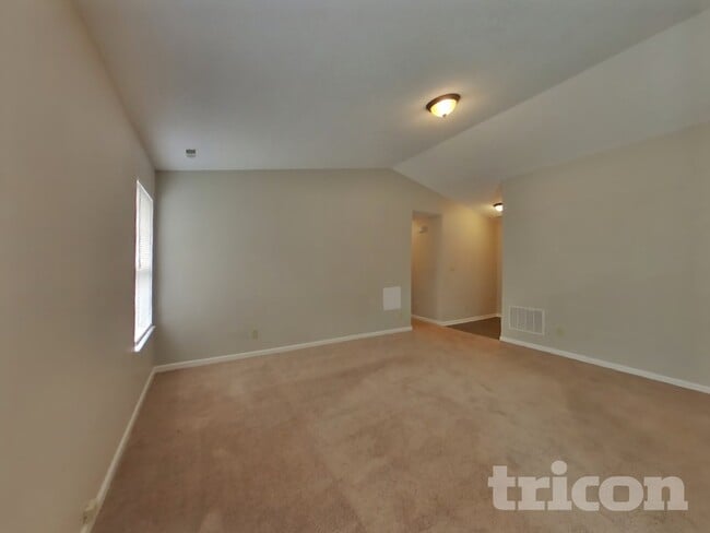 7403 Grandview Dr in Avon, IN - Foto de edificio - Building Photo