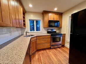 12 Alden Pl in Millbrook, NY - Building Photo - Building Photo