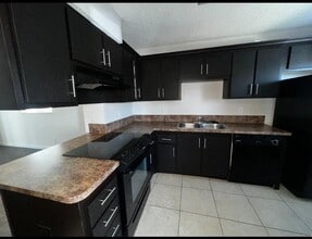 250 W Hidden Valley Blvd in Boca Raton, FL - Foto de edificio - Building Photo