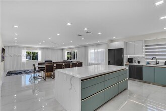 1045 Hollywood Blvd in Hollywood, FL - Building Photo - Building Photo