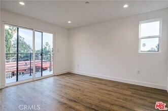 10810 Hesby St in Los Angeles, CA - Building Photo - Building Photo